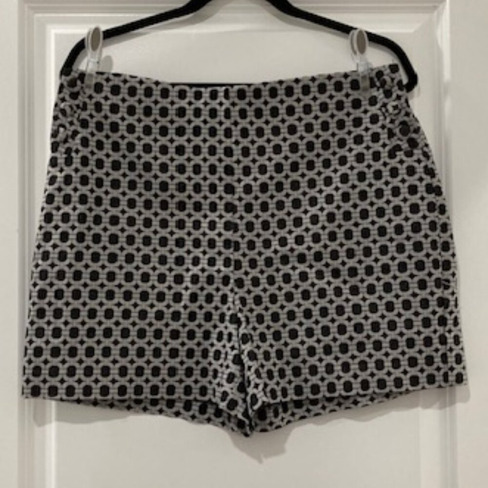 Versona Shorts